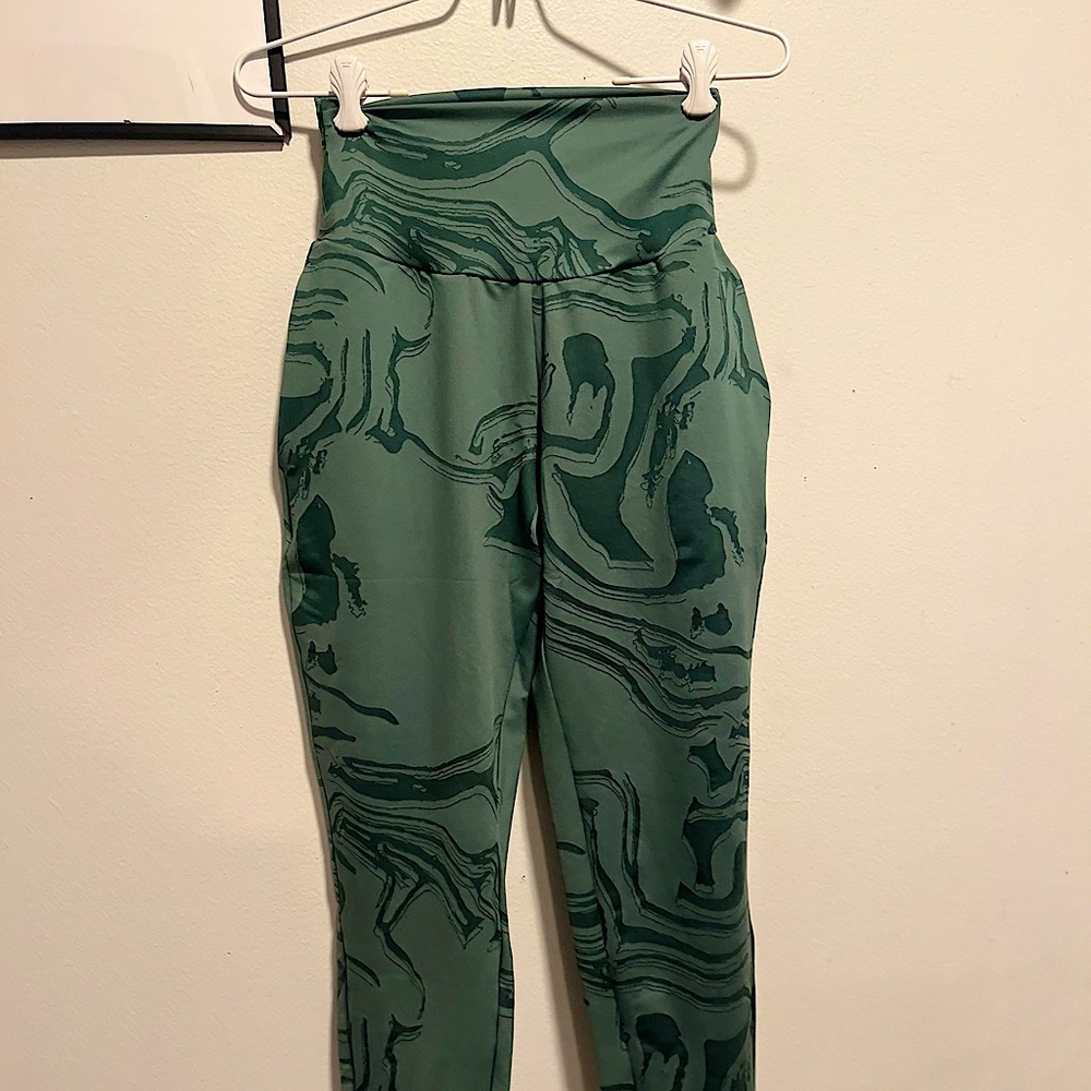 Gymshark leggings/joggers that are in great shape! never worn! the size is an XS - Picture 2 of 4